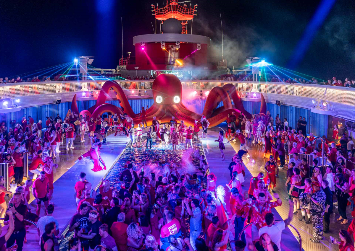 Swingers light up the night on Scarlet Lady